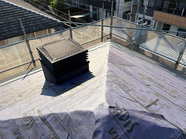 防水シートの敷き込み